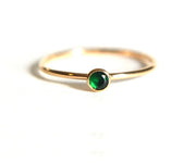 Delicate emerald stone ring in silver plating for a chic and modern style