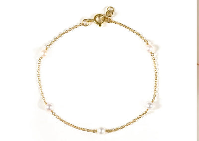 A vintage pearl bracelet featuring lustrous pearls set in a classic, antique-inspired design, adding timeless elegance to any outfit.
