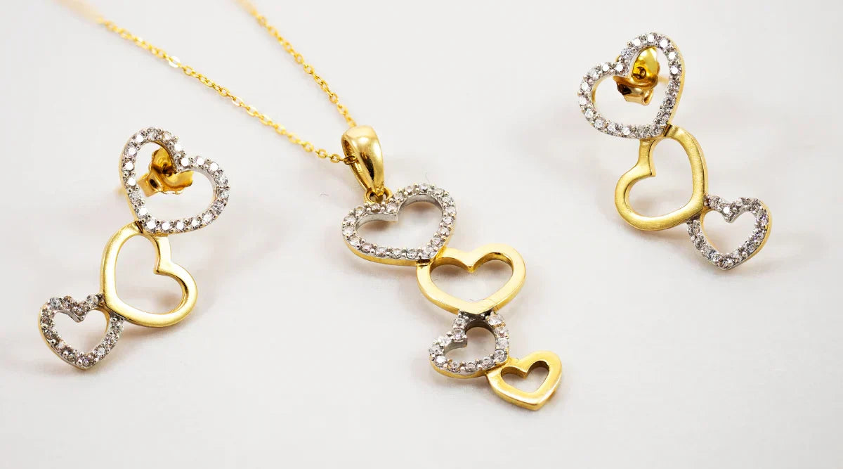 585 -gold- jewelry- set- featuring a -necklace 