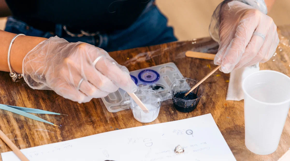 how-to-make-resin-jewelry step-by-step