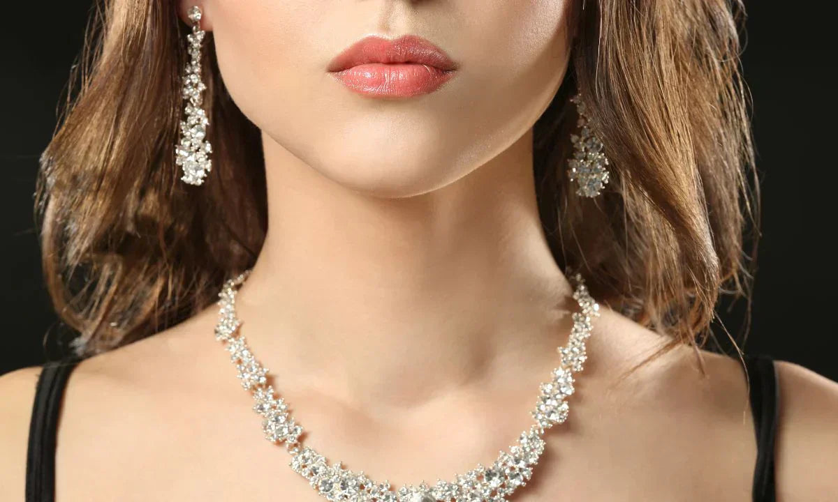 what-necklace-to-wear-with-dangling-earrings