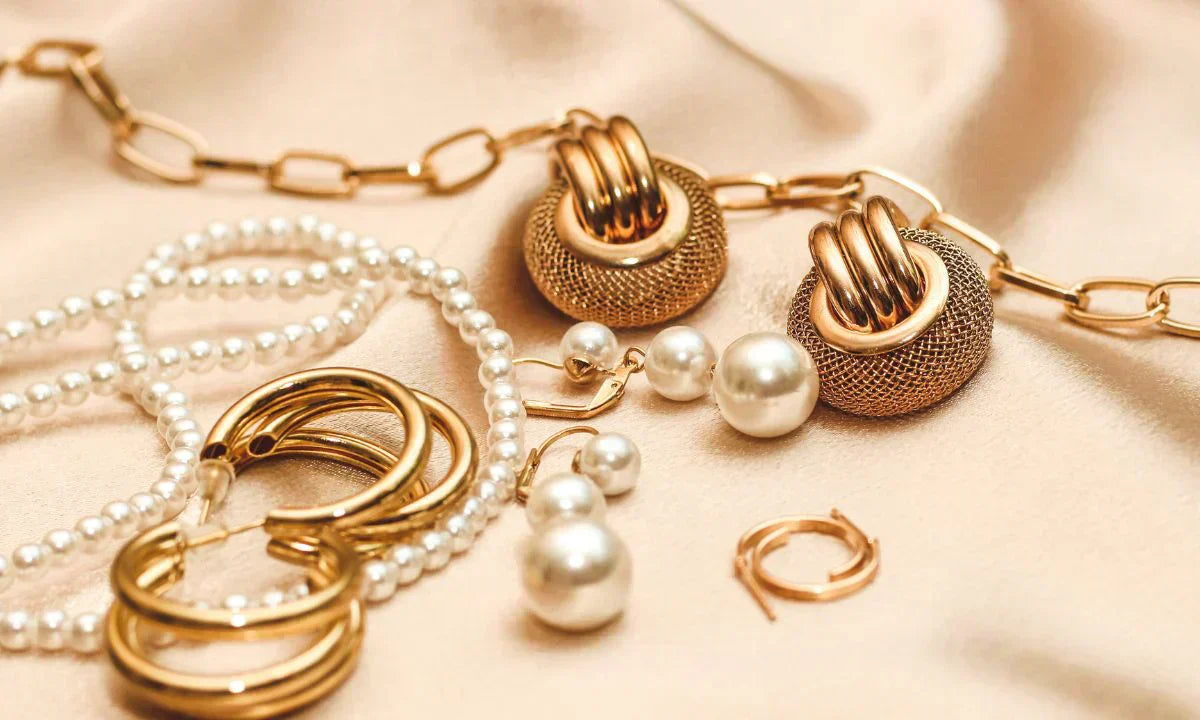 minimal-vs-statement-jewelry