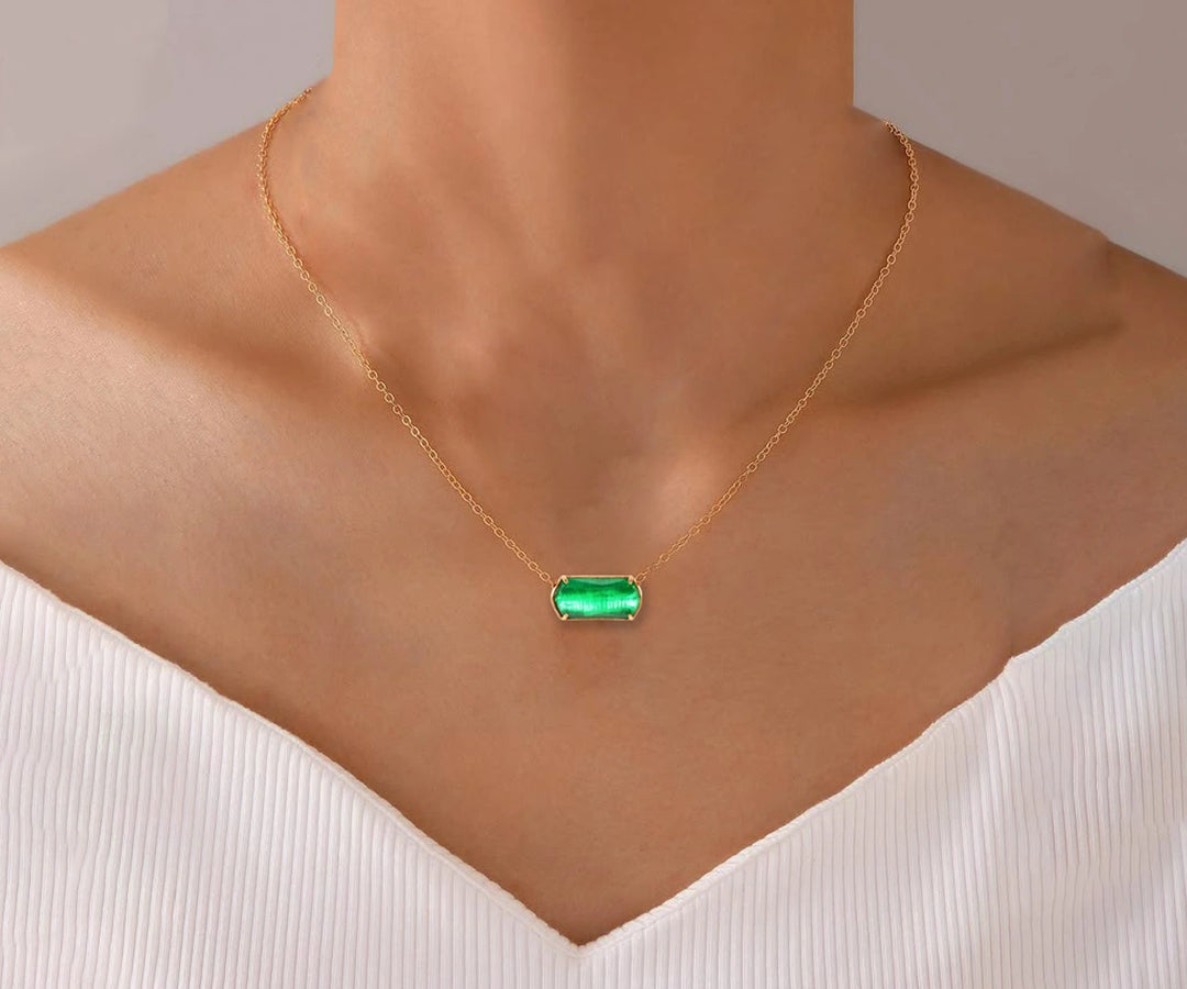 Elegant necklace with custom-cut emerald quartz pendant