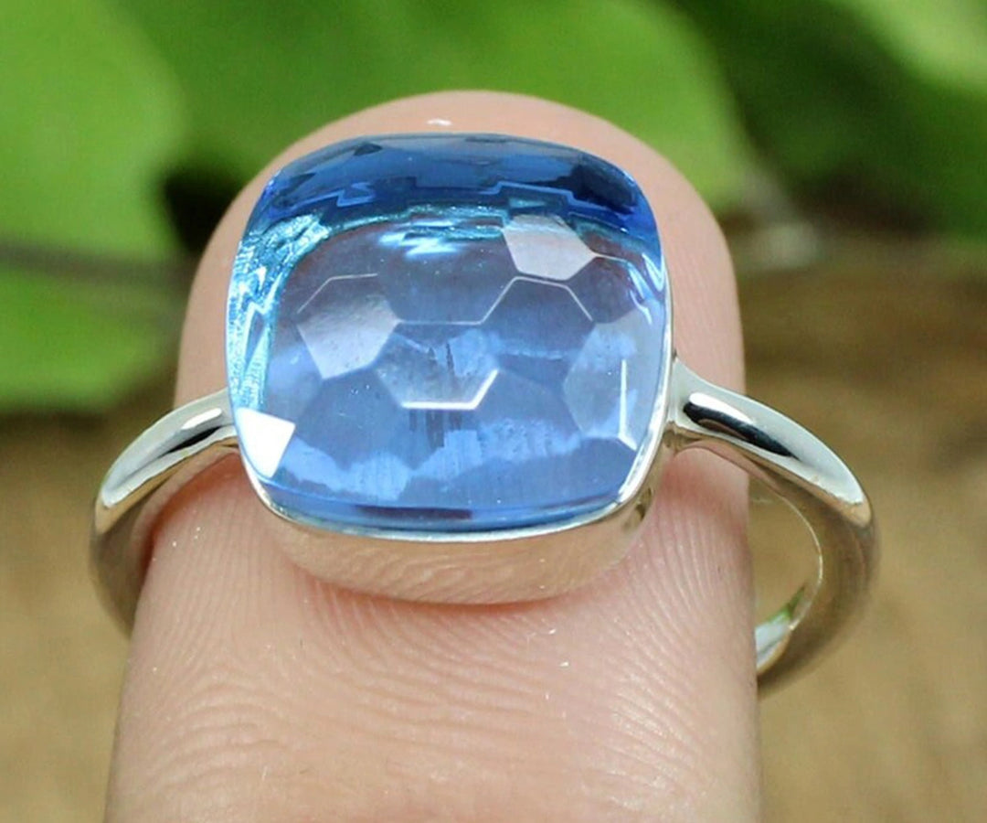 925 stamped silver ring with a brilliant blue topaz hydro gem, combining elegance and versatility
