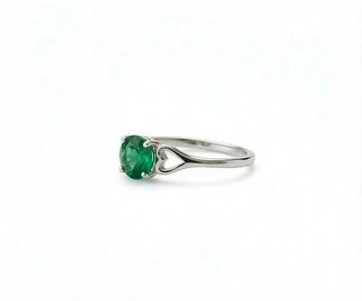 Emerald and gold ring that radiates timeless elegance with a vibrant green gemstone centerpiece