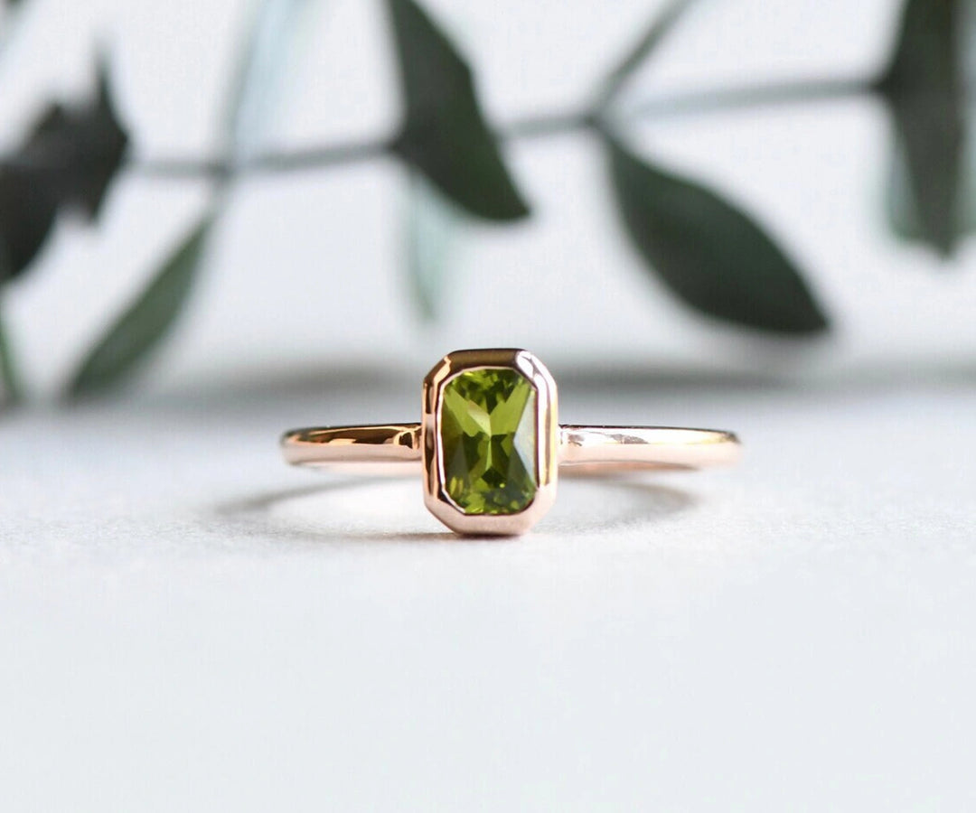 Vibrant peridot hydro ring in polished 925 sterling silver, offering a fresh pop of green for everyday elegance
