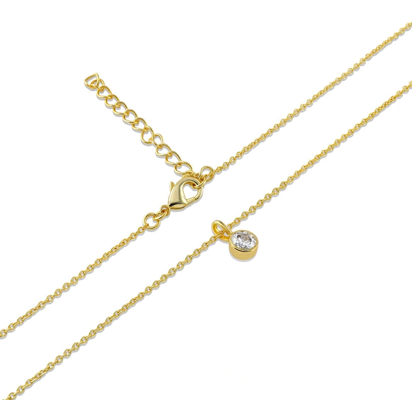 This April birthstone necklace features a sparkling diamond zircon stone set in a classic pendant necklace for women.

