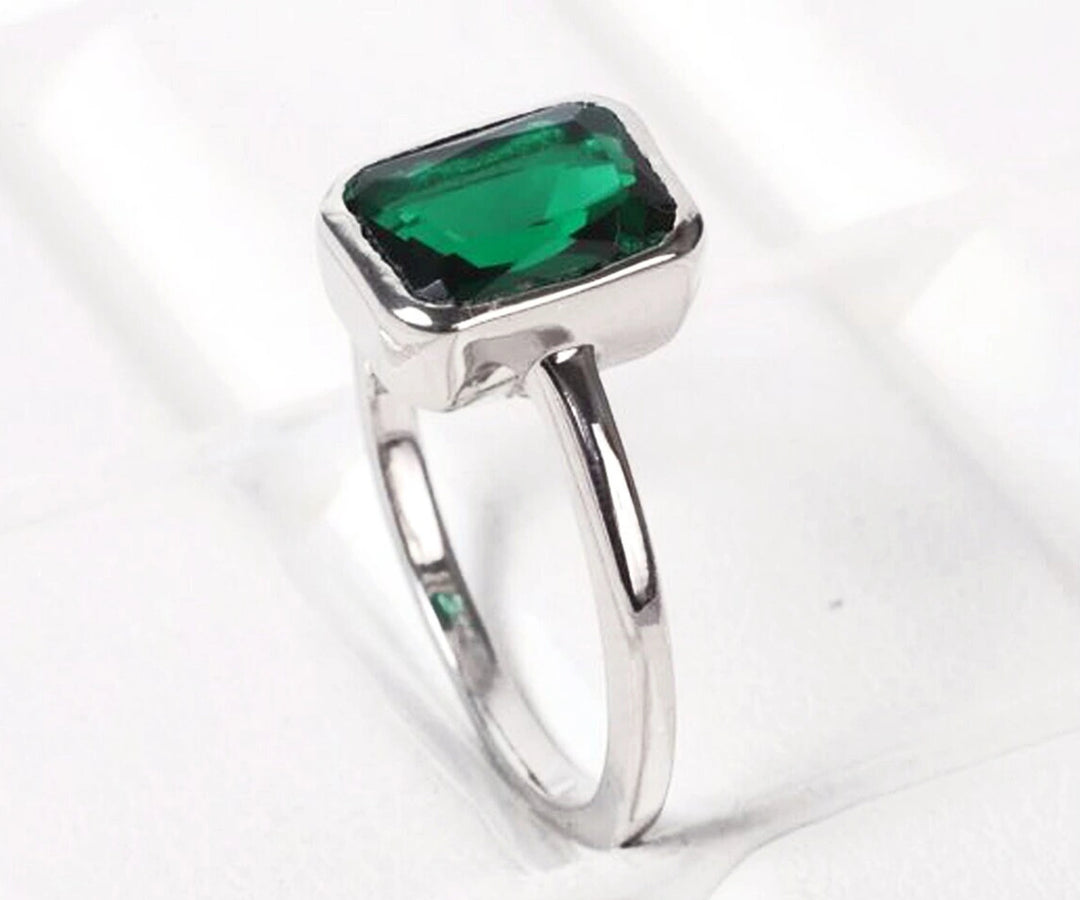 Classic 925 silver ring showcasing a bold emerald hydro gem, designed for effortless style and comfort
