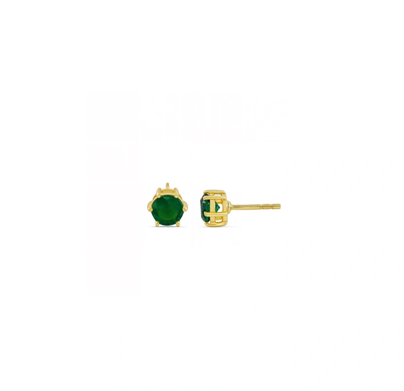 Gold earrings studs featuring a classic, polished design for timeless elegance and everyday wear.