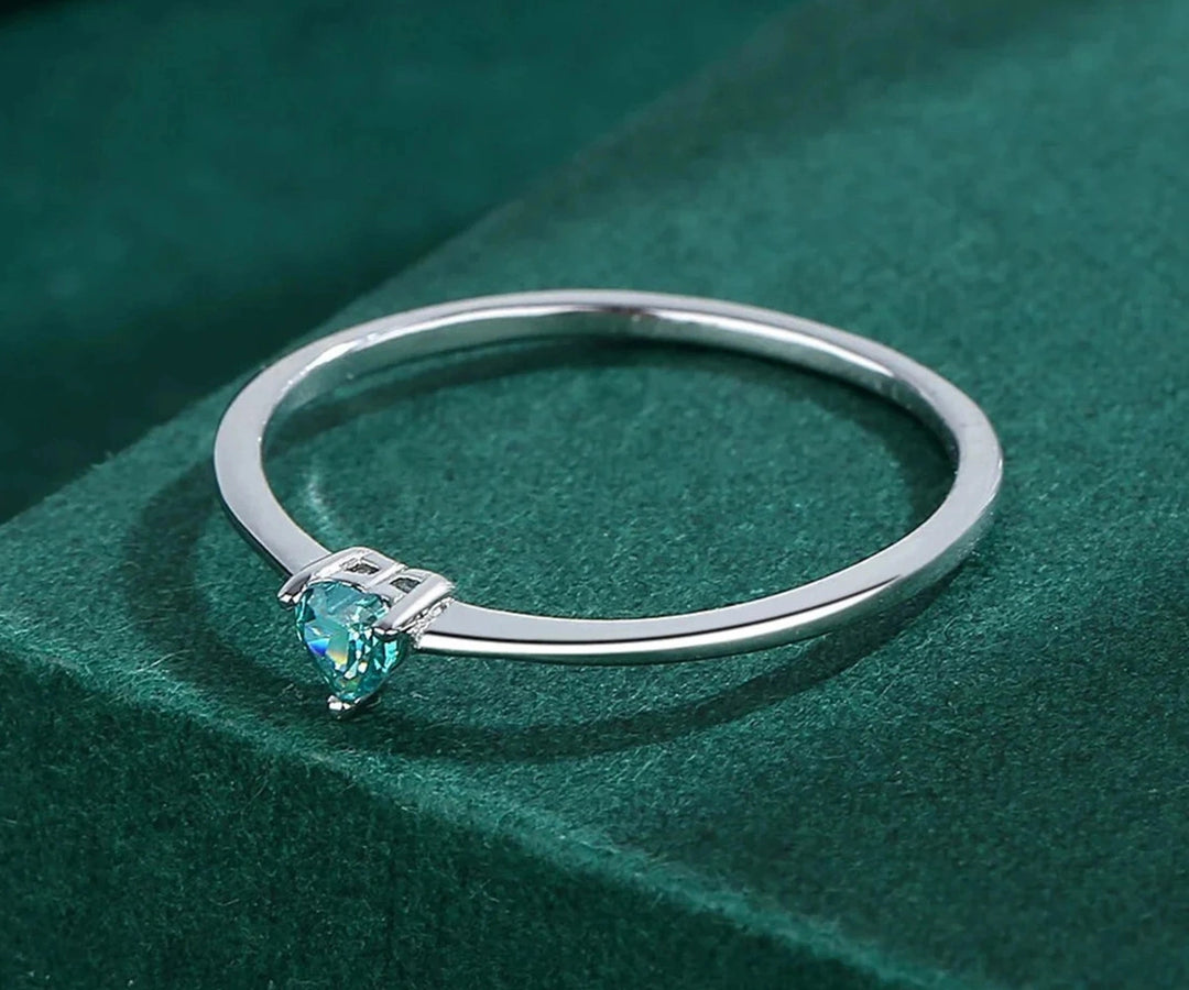 Elegant and airy aquamarine heart ring in 925 silver, perfect for a subtle, feminine touch.
