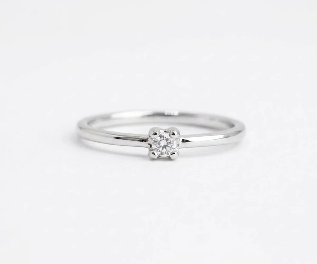 Cushion cut zircon ring in silver with elegant and timeless appeal