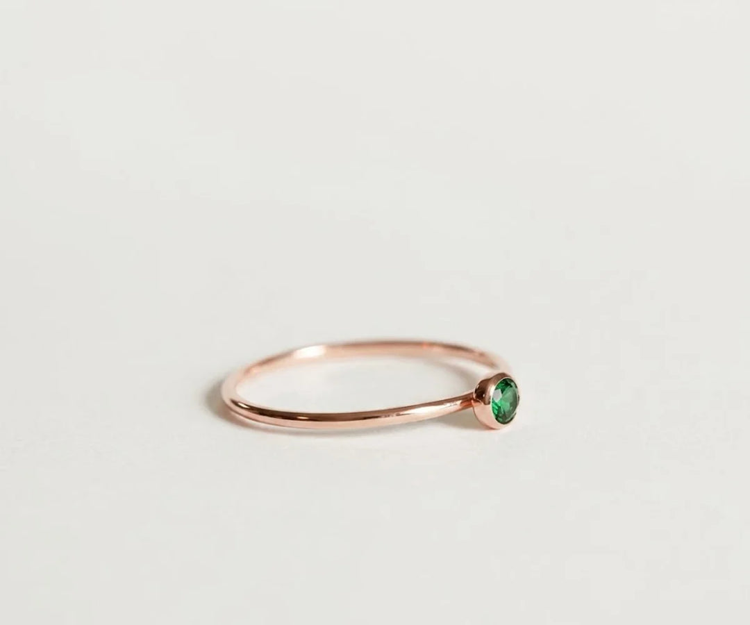 Classic emerald ring in silver plating with sparkling green gemstone detail