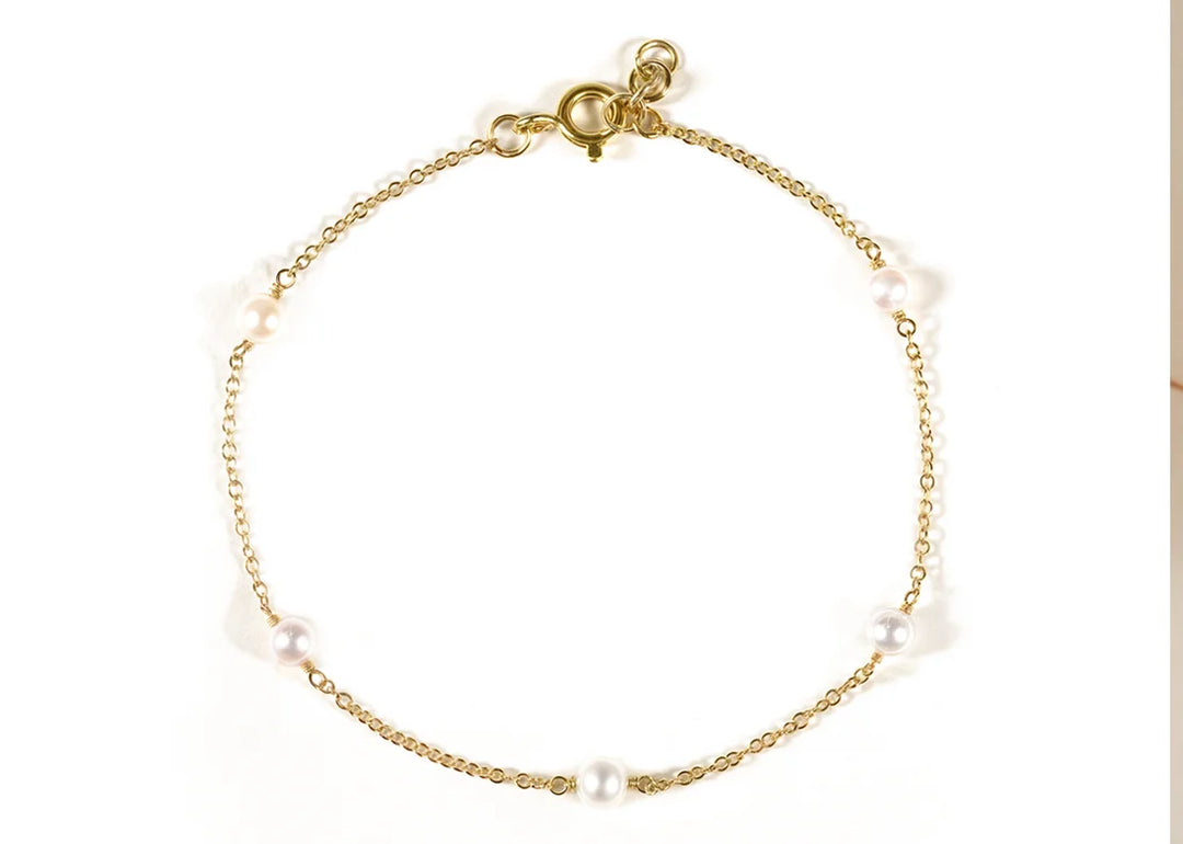 A vintage pearl bracelet featuring lustrous pearls set in a classic, antique-inspired design, adding timeless elegance to any outfit.