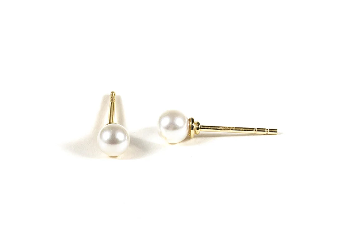 Real pearl earrings stud featuring genuine pearls with a natural luster set in a classic stud design for timeless elegance.