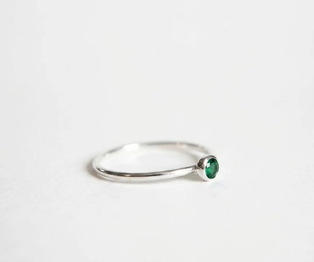 Dainty emerald gemstone ring in silver plating for a timeless jewelry look